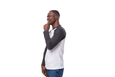 Kısa saçlı yakışıklı Afrikalı adamın şüpheleri var..