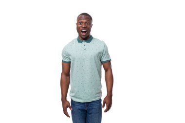 Tişört giymiş genç, narin Amerikalı adam şaşırdı ve ağzını açtı..