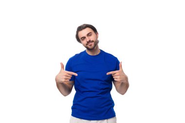 Sakallı, mavi tişörtlü, parmak izi modelli esmer bir genç..