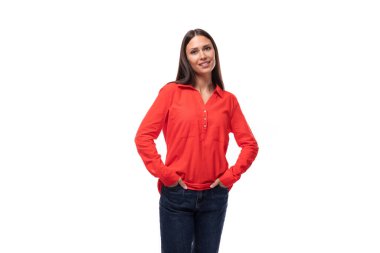 Genç, başarılı, güzel, esmer sekreter kadın kırmızı gömlekli, beyaz arka planda, fotokopi alanı olan..