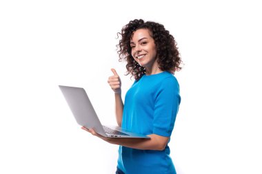 Genç başarılı lider kadın jest yapıyor ve dizüstü bilgisayarını elinde tutuyor..