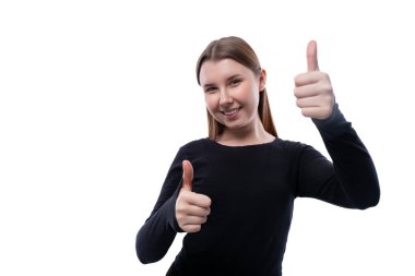 Beyaz stüdyo arka planında kahverengi saçlı çekici bir kız, yakın plan portresi..