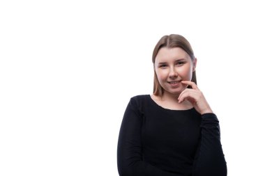 Siyah bluz giyen Avrupalı çekici kız başparmak kaldırıyor..