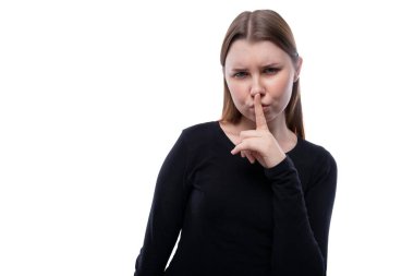 Siyah balıkçı yaka giyen sarışın genç bir kız sır saklar..