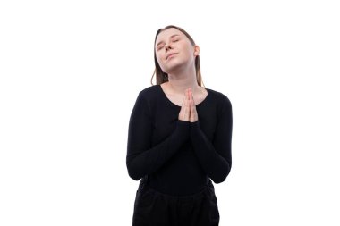 10 yaşında, Kafkasyalı, kahverengi saçlı bir kız, istek istiyor..