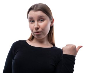 Beyaz arka planda, şaşırmış, sarışın, 12 yaşında bir kızın yakın plan portresi..