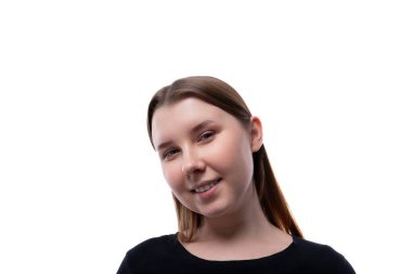 Beyaz arka planda siyah giysili tatlı bir okul kızı..