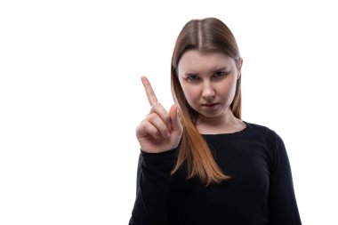 10 yaşında, beyaz bir arka planda siyah kazak giymiş, kahverengi saçlı, beyaz tenli, zeki bir kız..