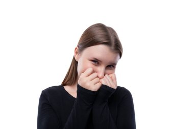 Siyah balıkçı yaka giyen Avrupalı utangaç sarışın genç kız bir ricada bulundu..