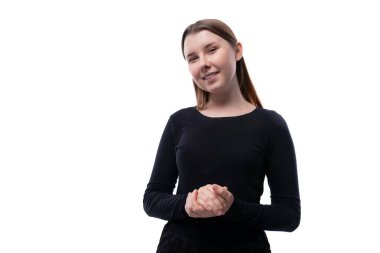 Beyaz arka planda sarı saçlı çekici bir kızın portresi..