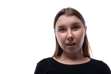 Beyaz arka planda kahverengi saçlı, fotokopi alanı olan genç bir kızın yakın çekimi..