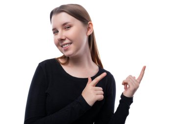 Beyaz arka planda sarı saçlı çekici bir kızın portresi..