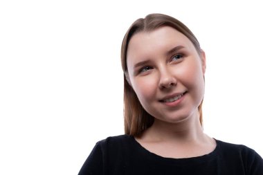 Beyaz arka planda kahverengi saçlı, kurnaz bir genç kız..