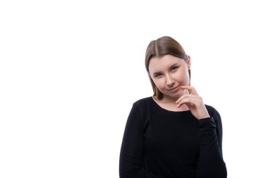 Çekici sarışın bir kızın yakın plan portresi. Kameraya bakan 12 yaşında bir kız..