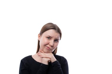 Beyaz arka planda, kurnaz, sarışın, 12 yaşında bir kızın yakın plan portresi..