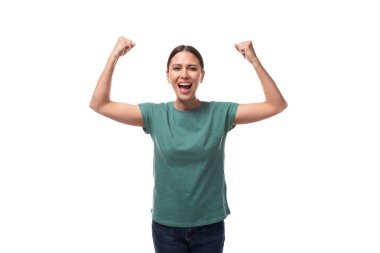 İyi giyimli, ince, yeşil tişört giymiş esmer kadın duygusal olarak uyarıldı ve ellerini kaldırdı..