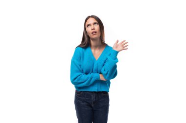 Genç, ince, bakımlı Avrupalı esmer kadın mavi hırka giymiş ve beyaz arka planda fotokopi alanı olan..