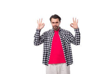 Siyah saçlı ve sakallı yakışıklı genç Avrupalı bir adam kendine güvenir..