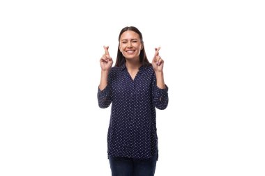 Genç, zeki, başarılı, esmer, iş kadını, mavi gömlekli..