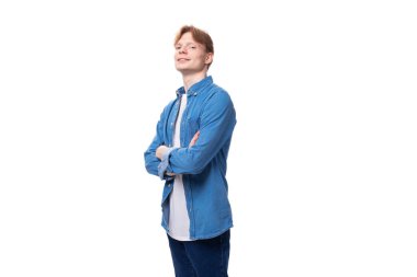 Beyaz bir arkaplanda beyaz bir arka plan üzerinde kot gömlekli, ince, beyaz, beyaz, beyaz, beyaz, beyaz, beyaz bir adam..