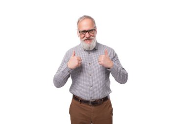 Beyaz sakallı ve bıyıklı başarılı büyükbaba beyaz arka planda beyaz bir gömlek ve pantolon giyiyor..