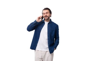 Kot gömlekli yakışıklı esmer adam telefonda beyaz arka planda sohbet ediyor..