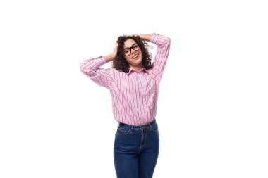 Pembe çizgili büyük beden gömlek giymiş ince, beyaz bir kadın lider..