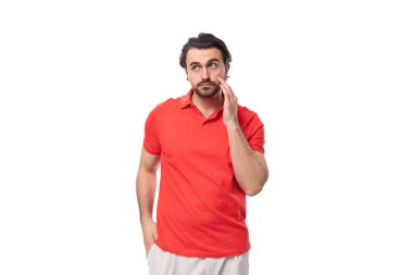 Sakallı genç esmer adam kırmızı tişört giyiyor ve beyaz arka planda fotokopi alanı var. kurumsal kıyafet.