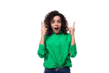 Fotokopi çekilen yeşil gömlekli, beyaz saçlı, esmer, şık bir kadının portresi..