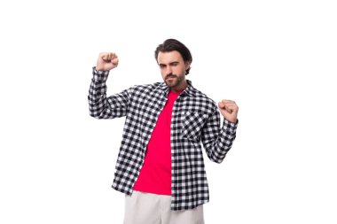 Beyaz bir arka planda sakallı ve şık saçlı beyaz tenli yakışıklı adam..