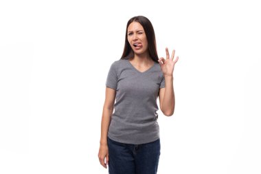 Siyah düz saçlı, gri tişörtlü, neşeli, beyaz bir kadın..