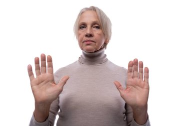 Gri saçlı büyükanne anlaşmazlığını ifade ediyor..