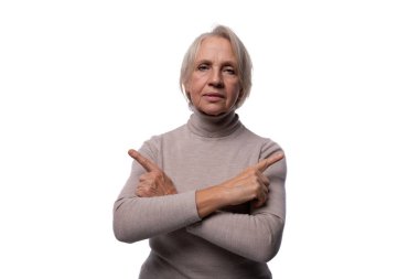 Beyaz arka planda gri saçlı, ciddi bir olgun kadının portresi..