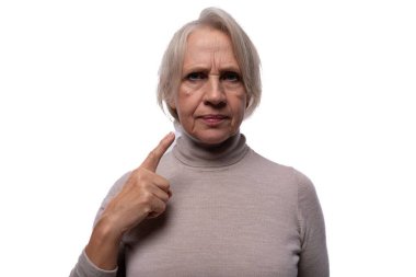 Yüzünde kırışıklıklar olan yaşlı bir kadın..