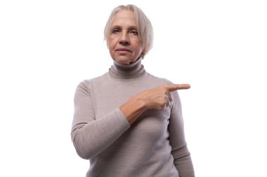 Elleri beyaz saçlı, olgun bir kadın..