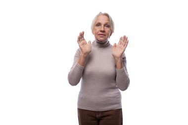 Gri saçlı olgun kadın endişeli ve üzgün..