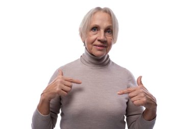 Elleri beyaz saçlı, olgun bir kadın..