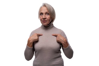 Gri saçlı büyükanne kameraya şaşkın şaşkın bakıyor..