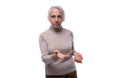 60 yaşındaki kısa saçlı beyaz kadın kendini şüpheli hissediyor..