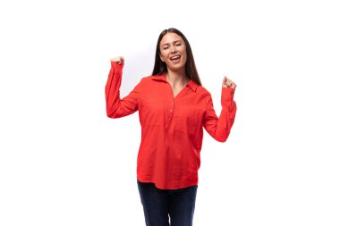 Beyaz arka planda kırmızı tişörtlü, esmer, genç bir kadın..