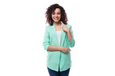 İnce beyaz kadın model, kıvırcık siyah saçlı, işaret parmağı olan..