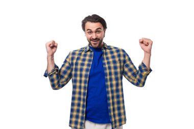 Kollarını sallayan sakallı genç bir Avrupalı esmer portresi..