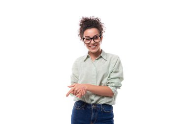 Kıvırcık siyah saçlı, kendine güvenen bir lider kadın gözlük takıyor..