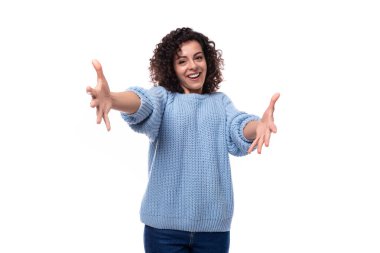 Açık mavi kazak giymiş, siyah kıvırcık saçlı, zayıf ve güzel bir kadının portresi..