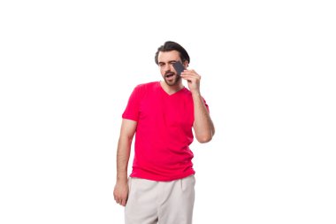 Genç esmer reklamcı elinde plastik kredi kartı tutuyor..