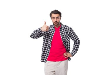 Genç, zeki, esmer, beyaz saçlı, şık saç stili ve sakallı bir adam beyaz arka plandaki bir fikir hakkında konuşmak istiyor. insanlar yaşam tarzı konsepti.