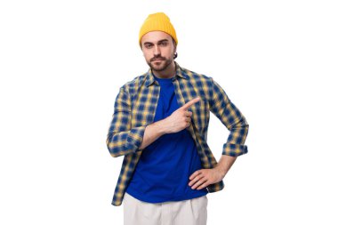 Genç, şık, beyaz, esmer, yakışıklı, bakımlı sakallı ve bıyıklı, ekose gömlekli..