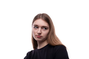 Kafkasyalı bir kızın yakın plan portresi. 15 yaşında, kahverengi saçlı, fotokopi alanı olan bir kız..