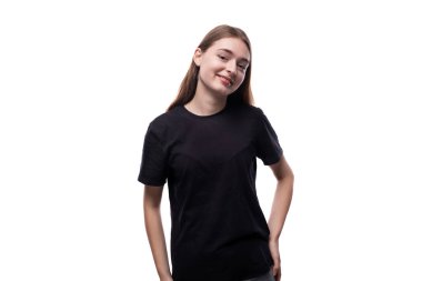 Siyah tişörtlü, sarı saçlı, Avrupalı tatlı kız öğrenci..
