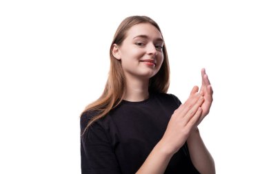 Siyah tişörtlü, sarı saçlı tatlı liseli kız..